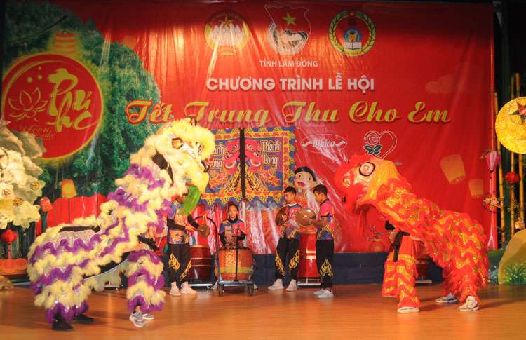 Chương trình múa lân phục vụ các em thiếu nhi