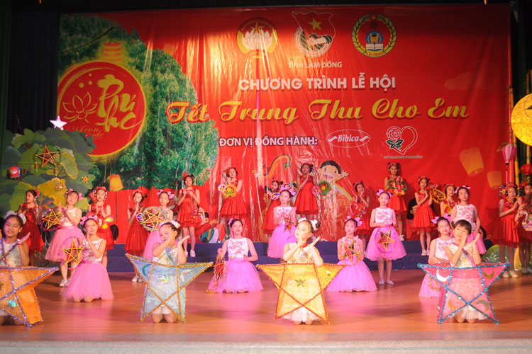 Tiết mục văn nghệ “Vầng trăng yêu thương”
