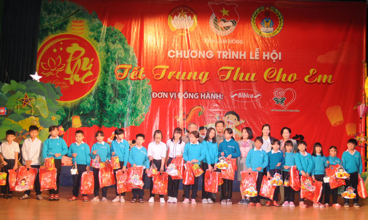 Trao quà Trung thu cho các em thiếu nhi