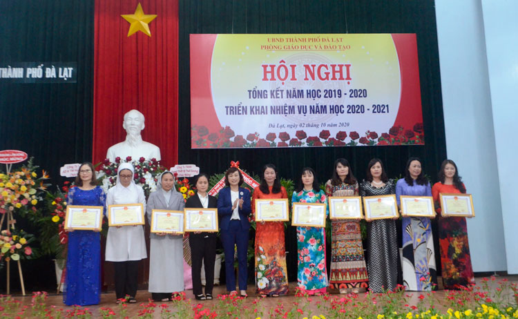 Đồng chí Huỳnh Thị Thanh Xuân - Ủy viên Ban Thường vụ Tỉnh ủy, Chủ tịch HĐND TP Đà Lạt trao bằng khen của Chủ tịch UBND tỉnh cho các tập thể xuất sắc