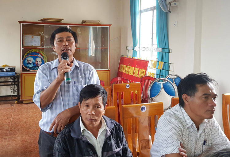 Cử tri xã Hiệp Thạnh kiến nghị với Đoàn ĐBQH về những vấn đề còn tồn tại ở địa phương. Ảnh: Nguyệt Thu