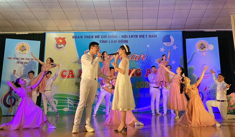 Gần 300 thí sinh tham gia Liên hoan ca khúc tiếng Anh