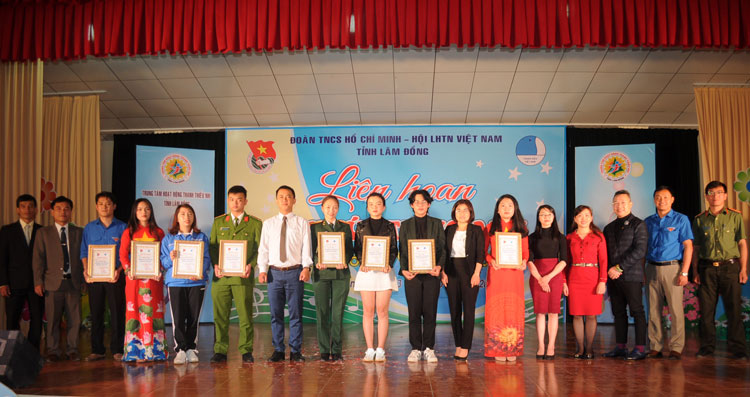 Trao giải cho các tiết mục tham gia tại Liên hoan