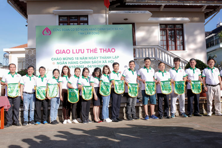 Ngân hàng CSXH giao lưu thể thao nhân ngày thành lập