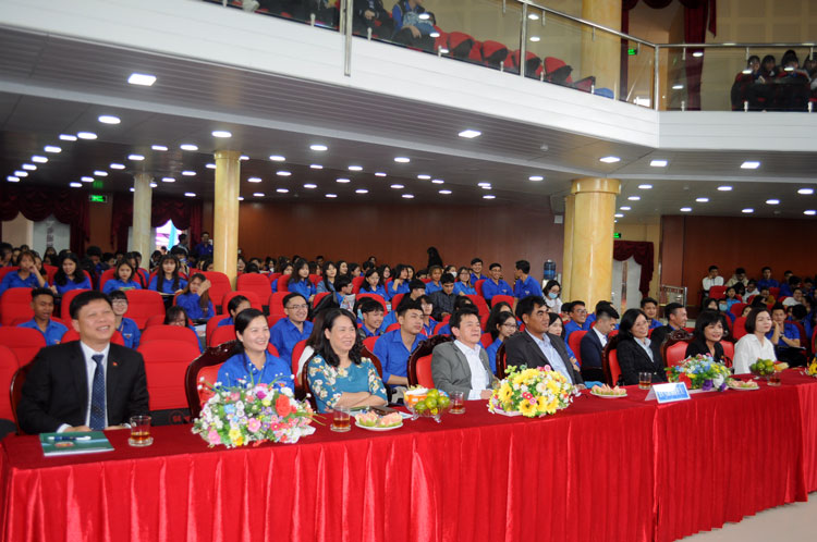 Tuyên dương nhà giáo, sinh viên, học sinh tiêu biểu, xuất sắc