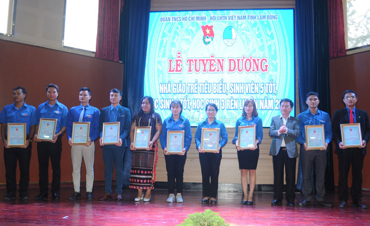 Trao giấy chứng nhận tuyên dương “Nhà giáo trẻ tiêu biểu