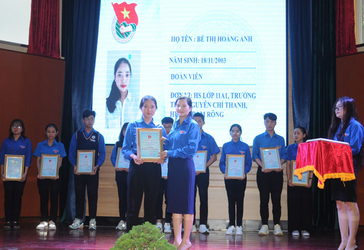 Trao giấy chứng nhận cho học sinh đạt danh hiệu “Học sinh 3 tốt”