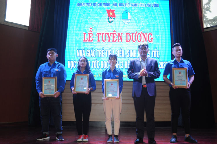 Trao giấy chứng nhận cho các sinh viên đạt danh hiệu “Sinh viên 5 tốt”
