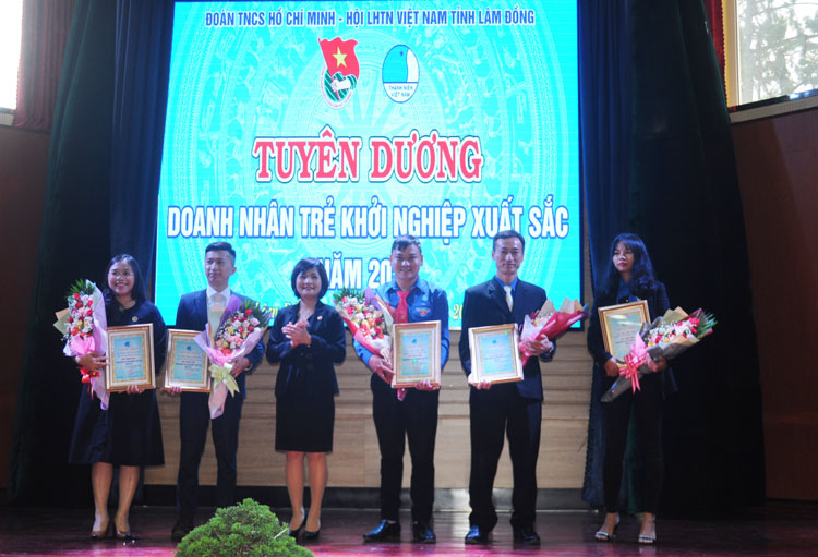 Trao giấy chứng nhận tuyên dương “Doanh nhân trẻ khởi nghiệp tiêu biểu”