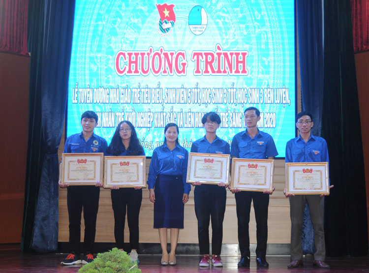 Trao bằng khen của Trung ương Đoàn cho các tập thể và cá nhân có thành tích xuất sắc trong chiến dịch Thanh niên tình nguyện hè năm 2020