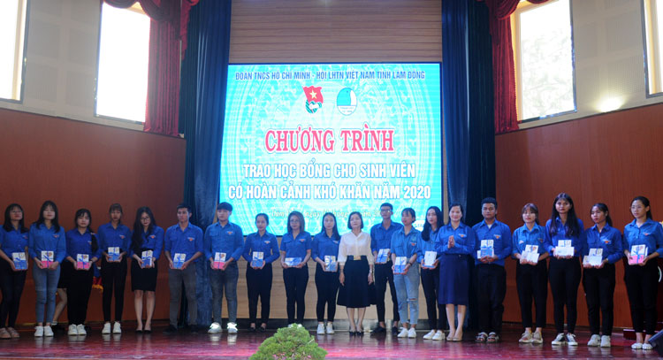 Trao học bổng cho sinh viên có hoàn cảnh khó khăn