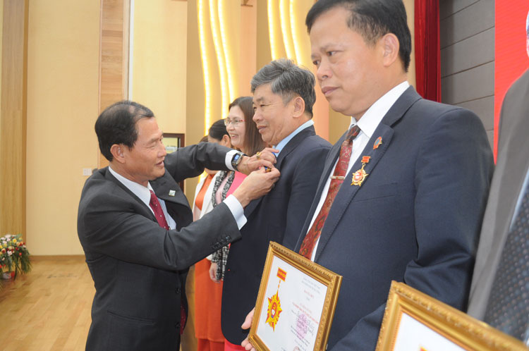 Trao Giấy khen của Ban Tổ chức Tỉnh ủy cho các tập thể và cá nhân