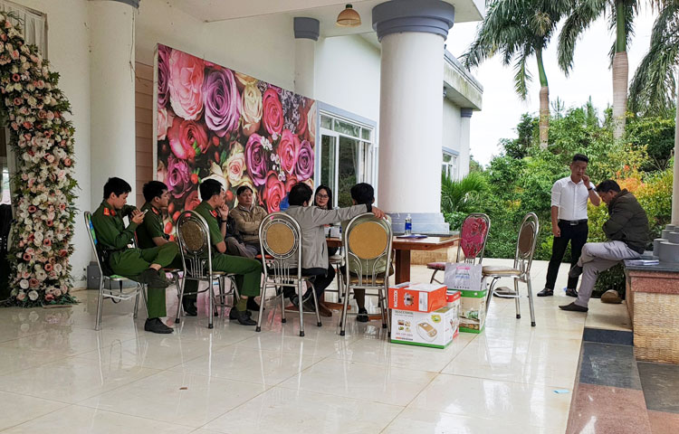 Cơ quan chức năng làm việc với Công ty Đông Á Group vào buổi sáng 6/10