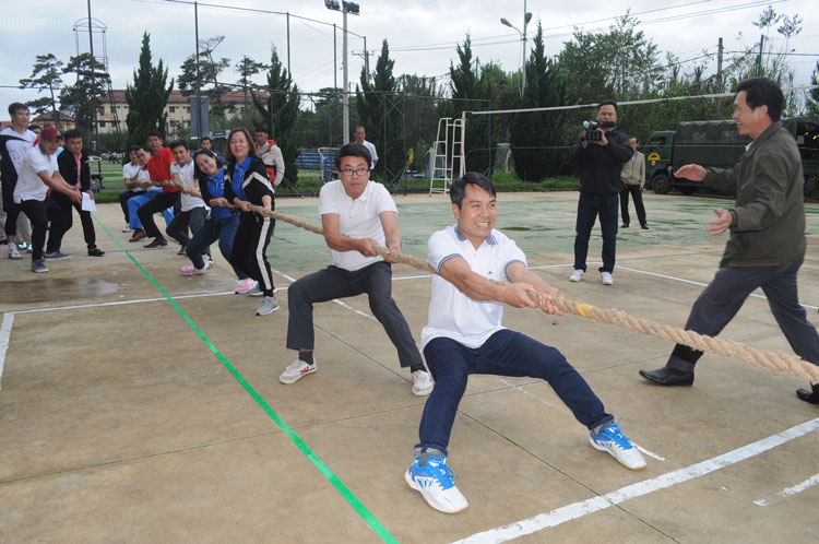 các vận động viên thi đấu môn kéo co