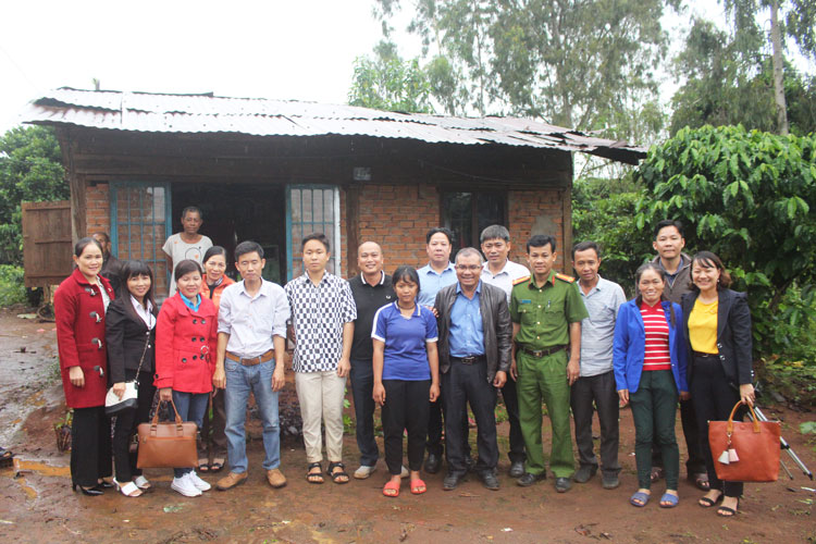 Khởi công xây nhà cho 2 học sinh nghèo hiếu học