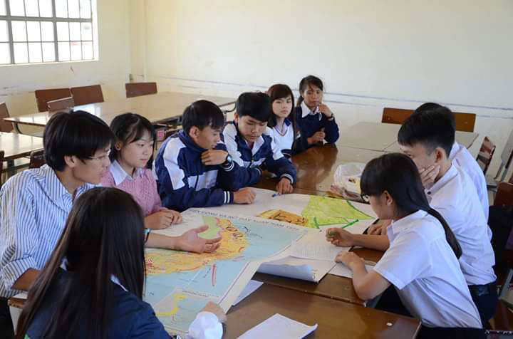 Thầy Tuấn luôn sát bên học trò để truyền cho các em ngọn lửa đam mê