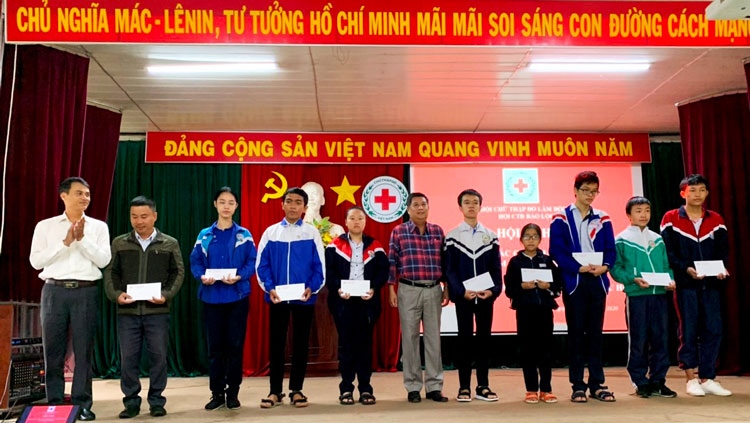 Trao học bổng cho các em học sinh nghèo vượt khó học giỏi