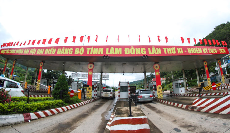 Khẩu hiệu, cờ, pa nô chào mừng Đại hội Đảng bộ tỉnh Lâm Đồng lần thứ XI trên cao tốc Liên Khương – Prenn sáng 7/10