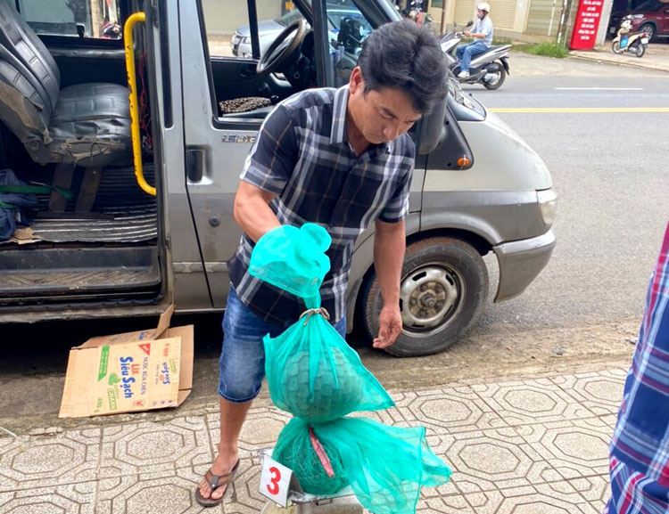 Tài xế Nguyễn Thế học cùng tang vật các loài động hoang dã bị bắt giữ trên xe khách