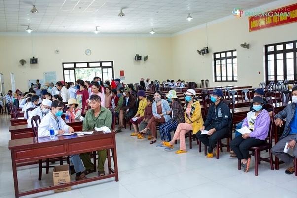 Từ sáng sớm đã có rất đông bà con đã đến chờ đến lượt khám bệnh