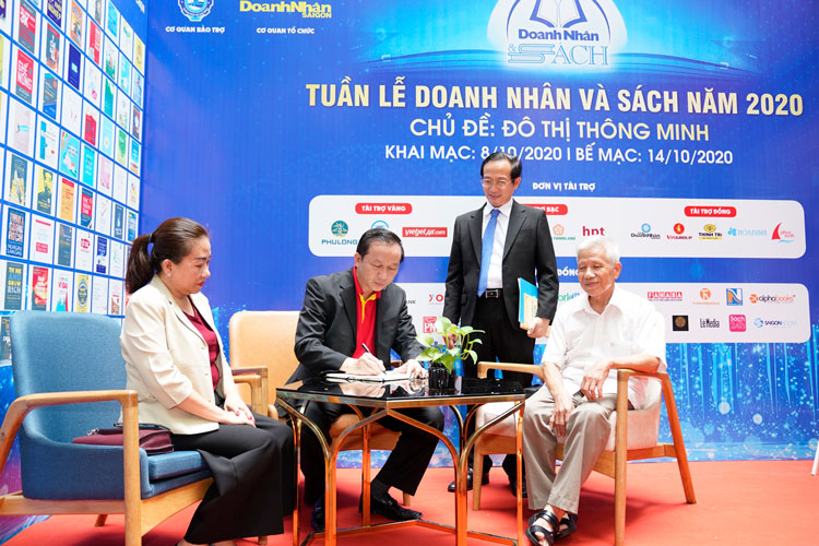 Ông Đỗ Xuân Quang thực hiện lễ khai bút, gửi gắm những lời chúc tới 