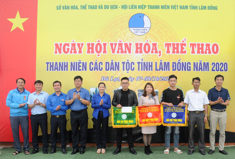 Trao giải toàn đoàn cho các đội đạt thành tích cao