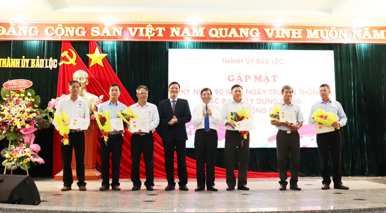 Bảo Lộc: 6 cá nhân được trao tặng Kỷ niệm chương &quot;Vì sự nghiệp Dân vận&quot;