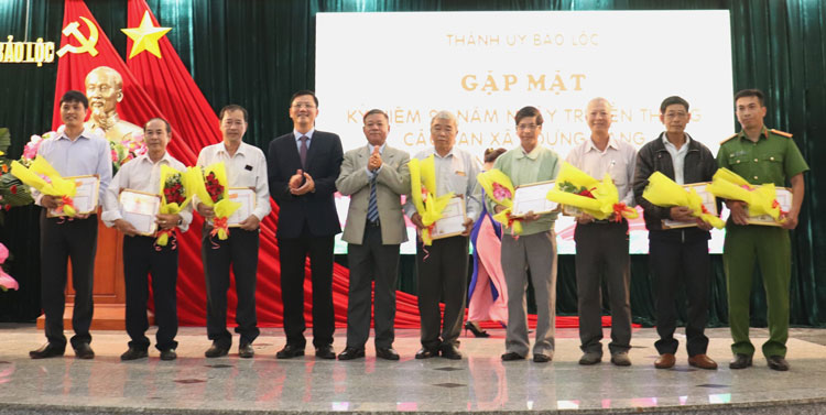 Trao tặng giấy khen cho các tập thể có thành tích xuất sắc trong Phong trào “Dân vận khéo”