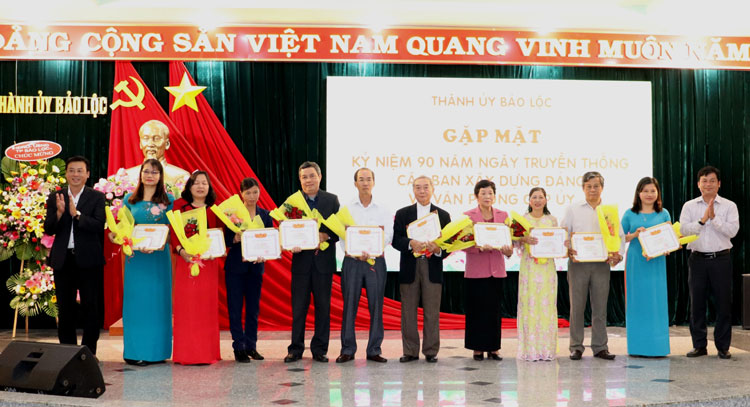 Trao tặng giấy khen cho các cá nhân xuất sắc