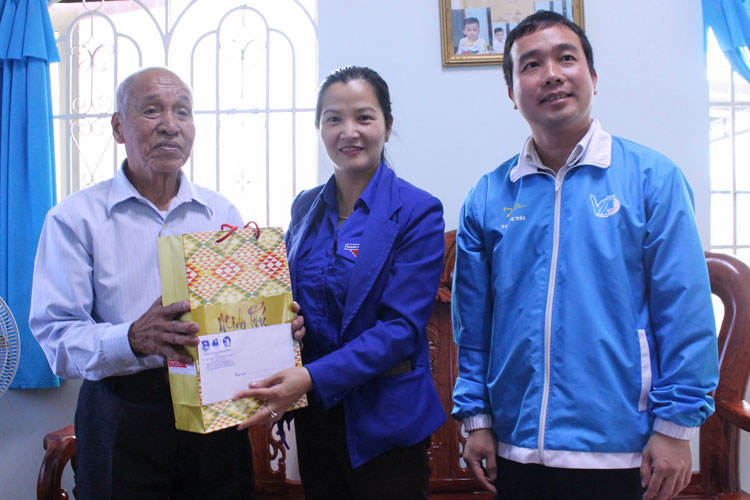 Thăm các đảng viên lão thành tại Bảo Lộc