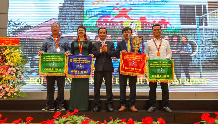 Trao giải thưởng giải Bóng chuyền 