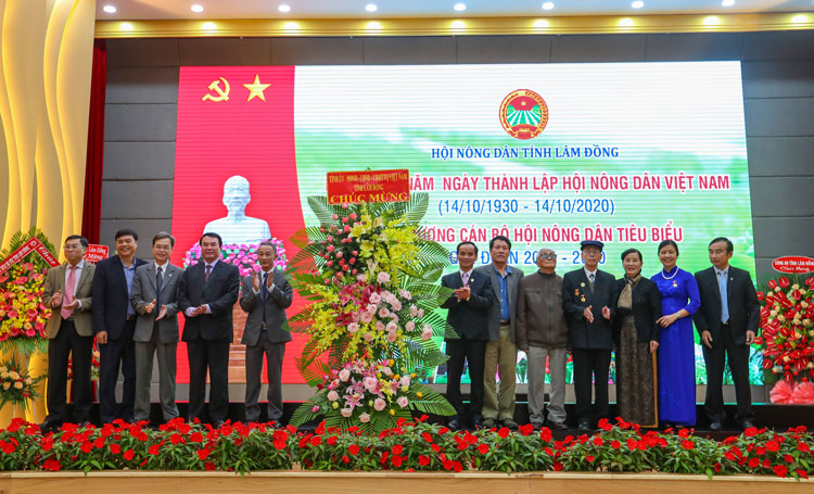 Tỉnh uỷ, HĐND, UBND, Ủy ban MTTQ Việt Nam tặng hoa cho Hội Nông dân tỉnh nhân kỷ niệm 90 năm ngày thành lập Hội