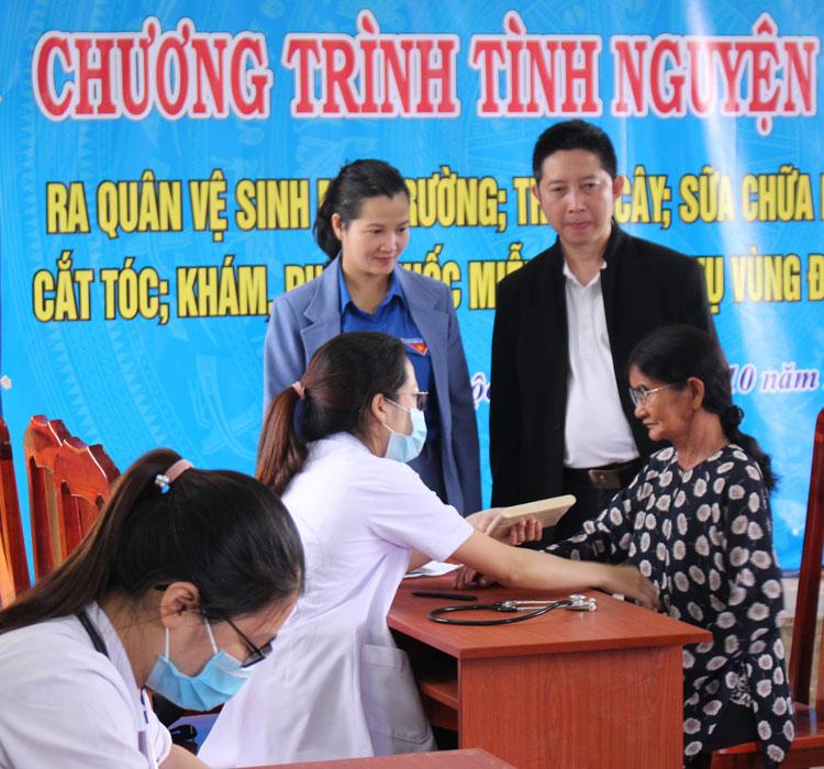 Khám bệnh cho người dân buôn B’Lao Srê