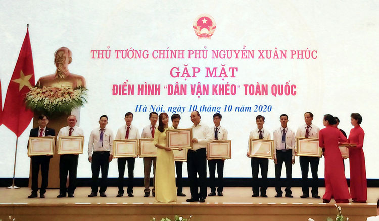Hội LH Phụ nữ xã Đạ Lây nhận bằng khen Thủ tướng về công tác dân vận