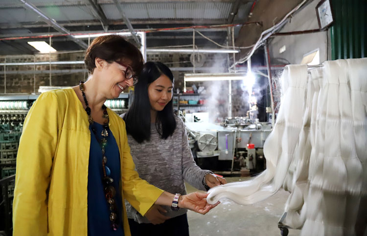 Bà Paola Belfiore, phu nhân Đại sứ Antonio Alessandro vui tươi khi được phiên dịch viên giới thiệu về sản phẩm tơ tằm Bảo Lộc