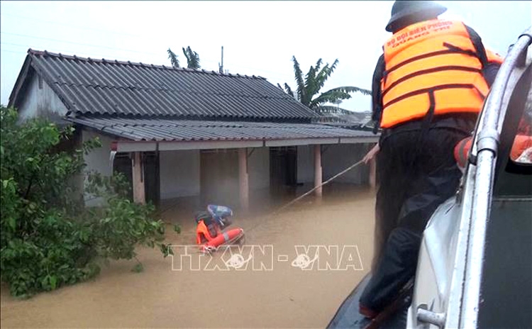 Bộ đội Biên phòng tỉnh Quảng Trị di dời những người dân bị mắc kẹt trong lũ đến nơi an toàn