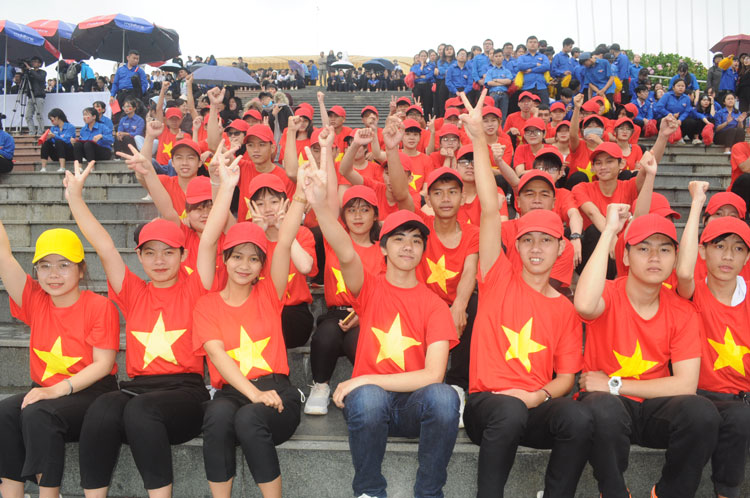 Các cổ động viên cổ vũ cho liên hoan