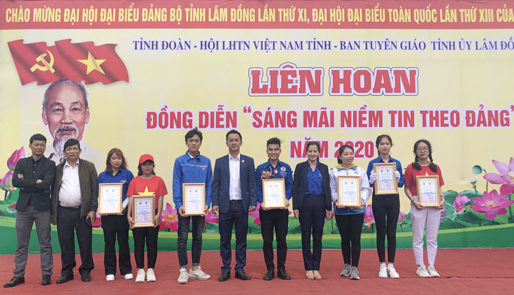 Trao giải cho các đội thi đạt thành tích cao tại liên hoan