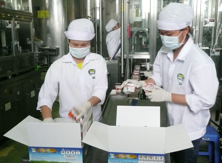 Để phát triển nhiều doanh nghiệp, cần lao động có tay nghề cao. Trong ảnh: Đóng gói sản phẩm tại Công ty Dalat Milk.