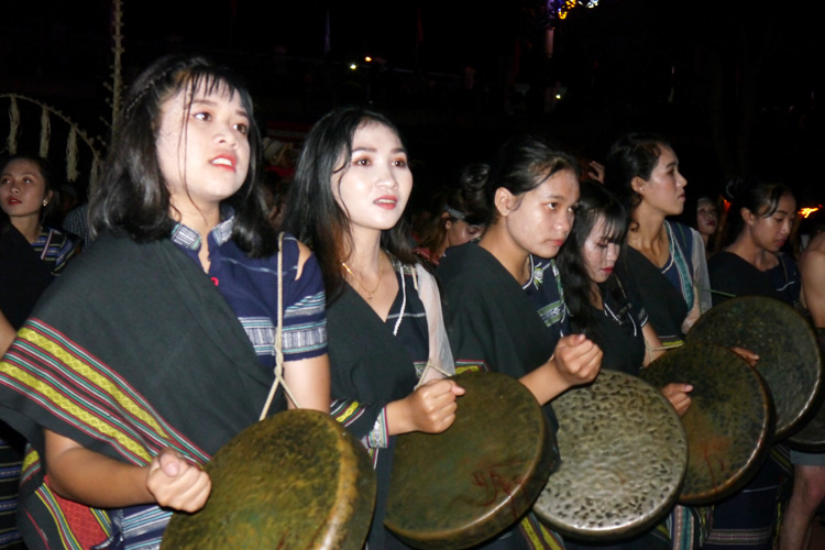 Xây dựng đời sống văn hóa đậm đà bản sắc dân tộc
