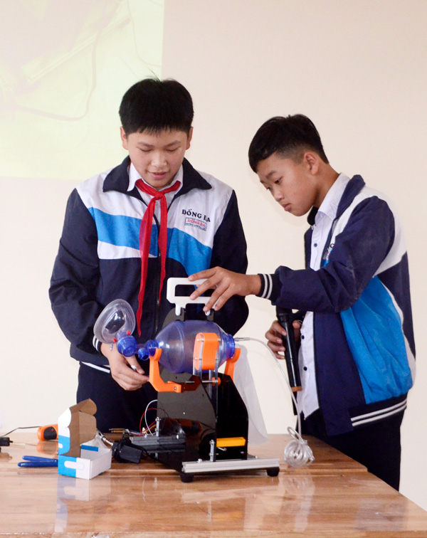 Học sinh Lâm Đồng lắp ráp thành công máy trợ thở DVILATOR 19/20 thông qua lập trình máy tính và được Quỹ Dariu đánh giá là sản phẩm xuất sắc nhất trong các sản phẩm của những địa phương tham gia dự án.