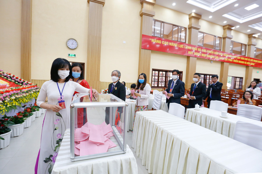 Các đại biểu bỏ phiếu bầu tại Đại hội Đảng bộ Khối Các cơ quan tỉnh nhiệm kỳ 2020-2025. Ảnh: Chính Thành