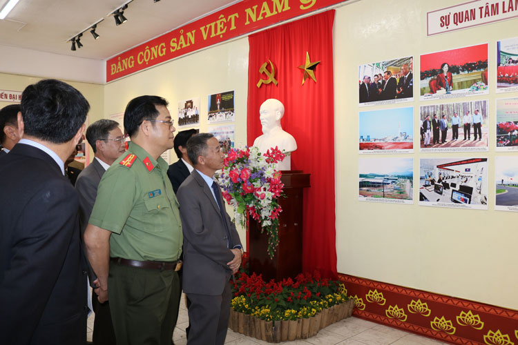 Các đồng chí lãnh đạo nghe thuyết trình về hình ảnh tại triển lãm
