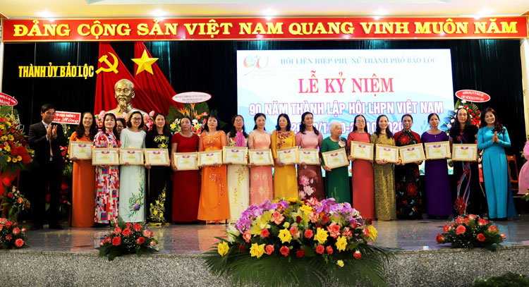 Hội LHPN TP Bảo Lộc khen thưởng các cán bộ, hội viên tiêu biểu