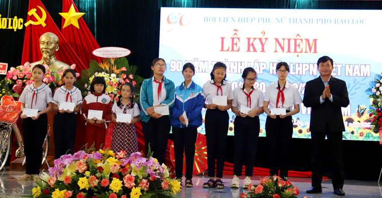Tặng học bổng và xe đạp cho học sinh nghèo hiếu học