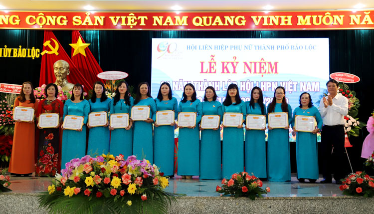 Các cá nhân xuất sắc nhận giấy khen của UBND TP Bảo Lộc trao tặng