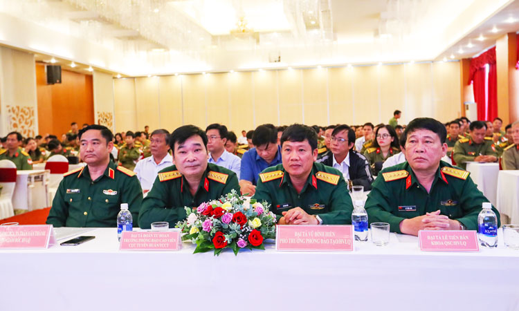 Gần 300 cán bộ, giáo viên tập huấn về GDQP-AN năm 2020