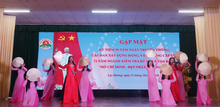 Văn nghệ chào mừng