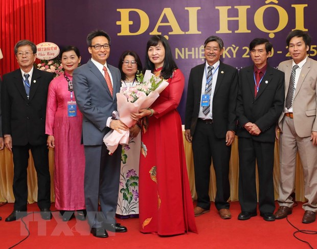 Phó Thủ tướng Chính phủ Vũ Đức Đam chúc mừng tân Chủ tịch và Ban Chấp hành mới Hội Nghệ sỹ Nhiếp ảnh Việt Nam nhiệm kỳ 2020-2025. (Ảnh: Thanh Tùng/TTXVN)