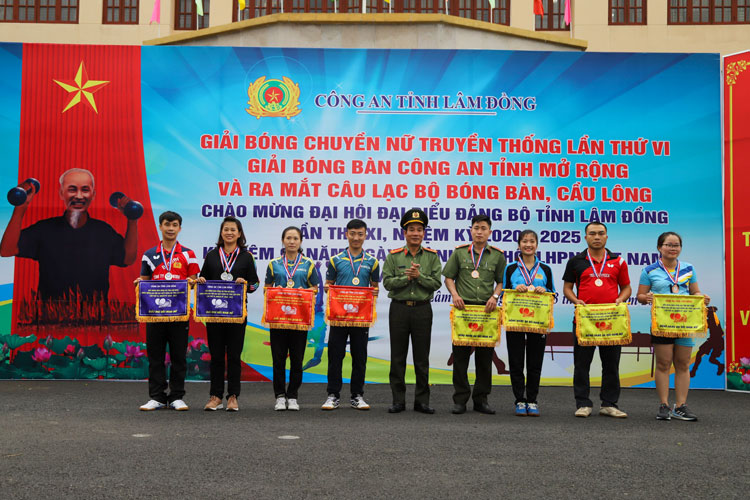 Và các VĐV đạt giải đôi nam nữ ở môn bóng bàn